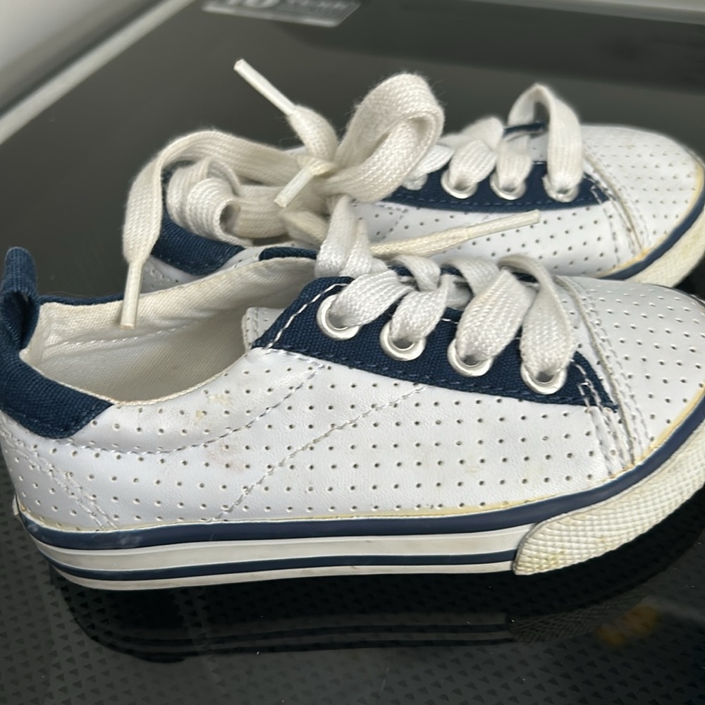 FREE IN BUNDLE Toddler boys size 7 lace up sneakers tennis shoes - Picture 2 of 4